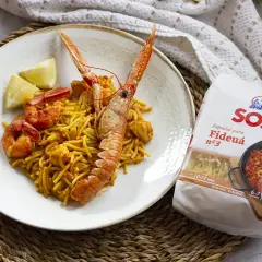 Deliciosa fideuá de Gandía con gambas y cigala, lista para disfrutar.
