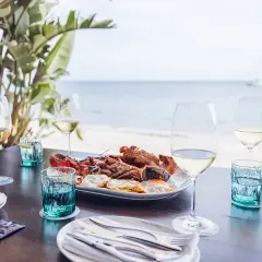 Marisco fresco y vino blanco, cosas típicas de Alicante, disfrutando de la brisa marina y el sol.