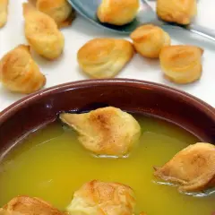 Un cuenco de sopa morellana con sus típicos bollos flotando.