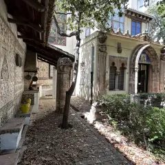 El patio de la casa museo Benlliure, con sus azulejos coloridos, bancos de piedra y un árbol frondoso, invita a pasear.