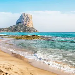 La playa de Calpe, con su arena dorada y el imponente Peñón de Ifach, invita a disfrutar del mar Mediterráneo.