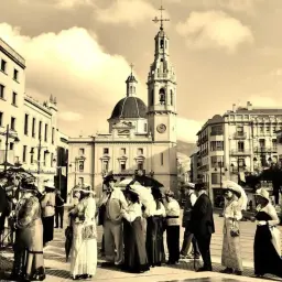 Gente vestida de época pasea por la plaza durante la Fira Modernista d'Alcoi.