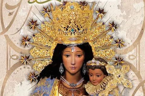 Virgen de los Desamparados, con corona dorada y estrellas, abraza al Niño Jesús que sostiene una cruz.