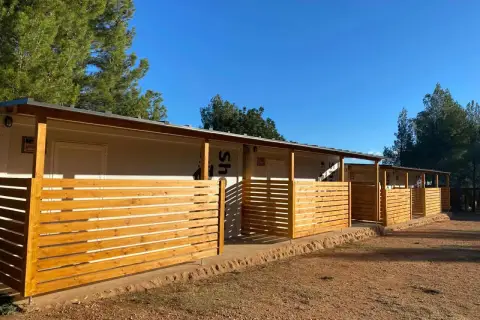 Cabañas modernas con vallas de madera en el campamento La Serrana. Un lugar ideal para desconectar en la naturaleza.