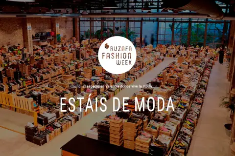 Un almacén lleno de cajas de zapatos, con el logo de Ruzafa Fashion Week. ¡Estáis de moda!