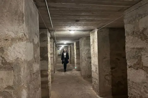 Una mujer camina por un túnel de refugio antiaéreo de la guerra civil en Alicante.
