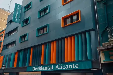 Fachada moderna del hotel Occidental Alicante con ventanas de colores y lamas verticales naranjas y turquesas.