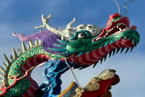 Dragón colorido celebra el año nuevo chino en Valencia.