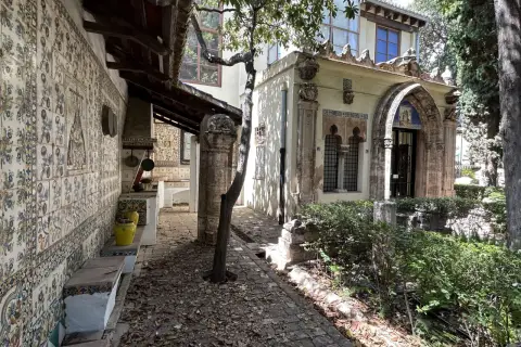El patio de la casa museo Benlliure, con sus azulejos coloridos, bancos de piedra y un árbol frondoso, invita a pasear.