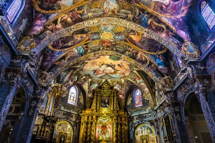 Techo barroco de la iglesia de San Nicolás Valencia, con frescos detallados y dorados.