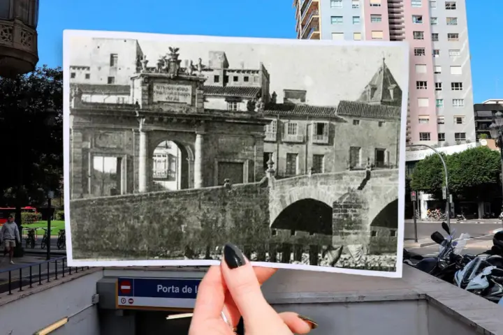Una mano sostiene una foto antigua de la **Puerta del Mar Valencia** frente a la entrada de una estación de metro moderna.