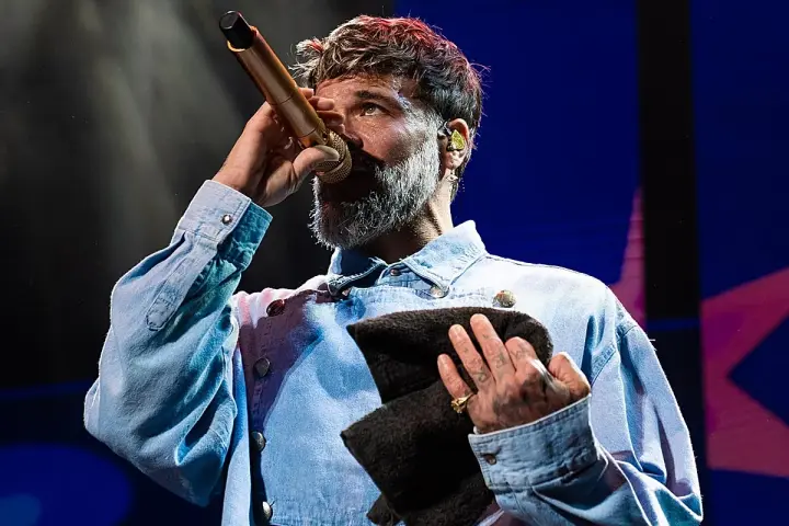 Pedro Capó en Valencia, cantando con pasión y secándose el sudor con una toalla.