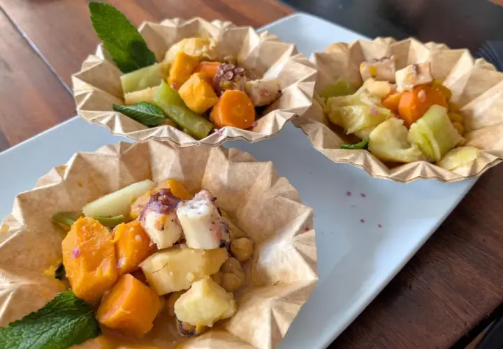 Delicioso pulpo con verduras y patatas, una muestra de la comida típica de Alicante.