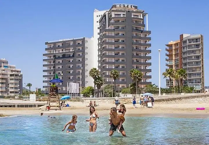 Familia disfrutando en la playa frente al hotel Port Europa.