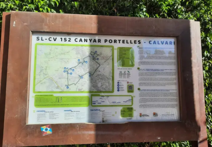 Panel informativo del parque municipal El Cañar de les Portelles, con mapa de ruta y consejos para senderistas.