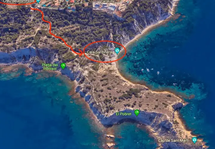 Ruta marcada desde Creu del Portitxol hasta la pintoresca Cala Sardinera, con aguas cristalinas y acantilados.