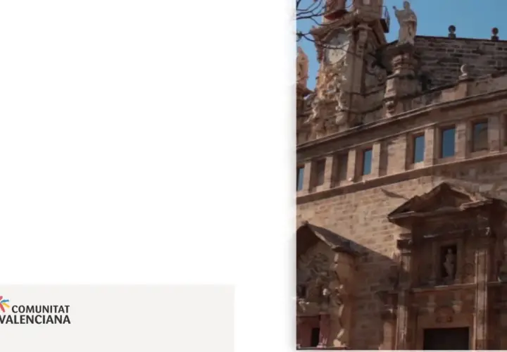 Edificio histórico en Alicante, parte de la ruta de la seda. Fachada de piedra con reloj y detalles ornamentales.
