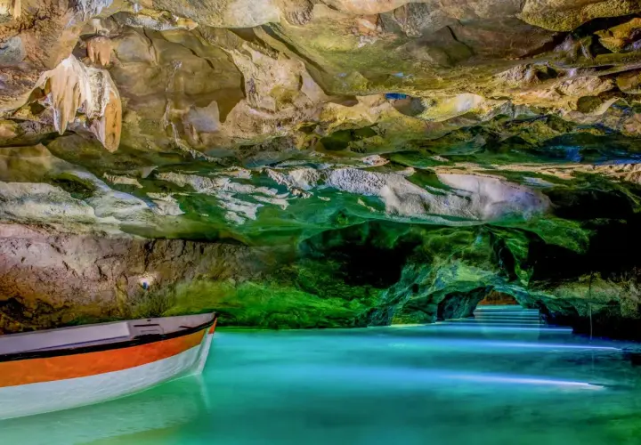 Un paseo en barca por las cuevas de San José, con formaciones rocosas y agua turquesa iluminada.