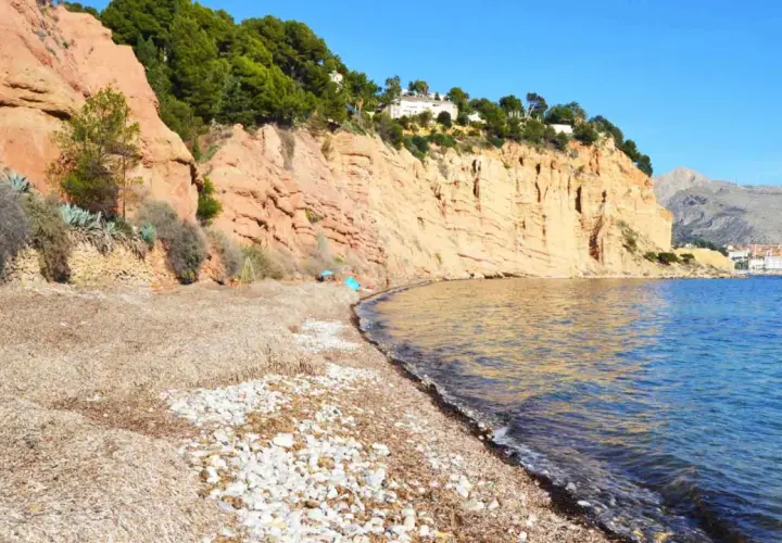 La playa de la solsida, con sus acantilados rojizos y aguas cristalinas, invita a la calma.