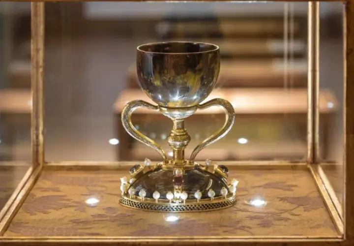 Cáliz dorado con asas, adornado con perlas y gemas, exhibido en vitrina. ¿Será este donde está el santo grial?