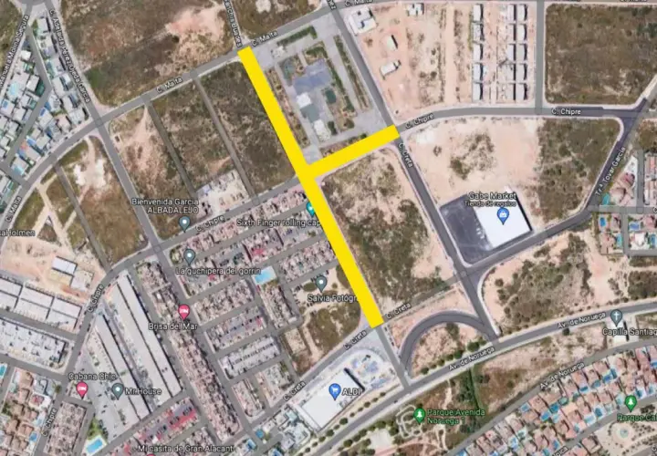 Mapa aéreo de Gran Alacant con rutas resaltadas. Se aprecian calles, edificios residenciales y comercios como Gabe Market y ALDI, indicando la zona del mercadillo.