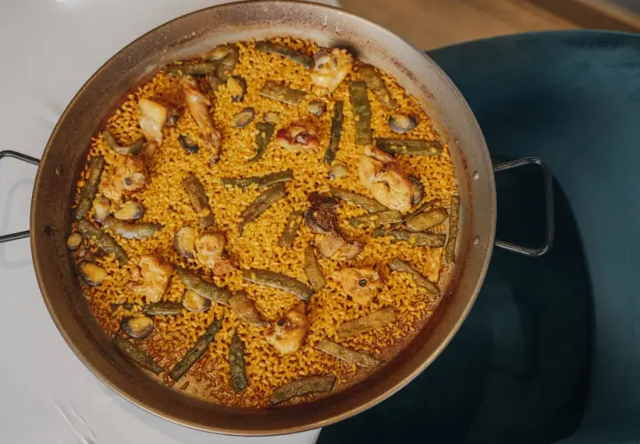 Paella valenciana tradicional, con pollo, judías verdes y mejillones. ¡La mejor paella en Valencia!