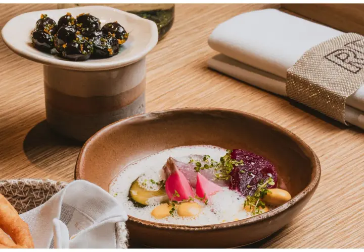 Plato de pescado con remolacha y espuma, aceitunas marinadas. ¡Una delicia para saber qué comer en Valencia!