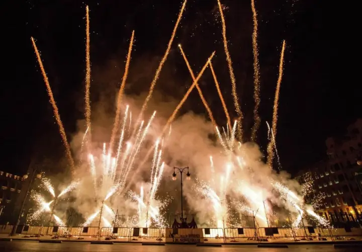 Espectacular castillo de fuegos artificiales ilumina la noche en la feria de julio de Valencia, creando un ambiente festivo y mágico.