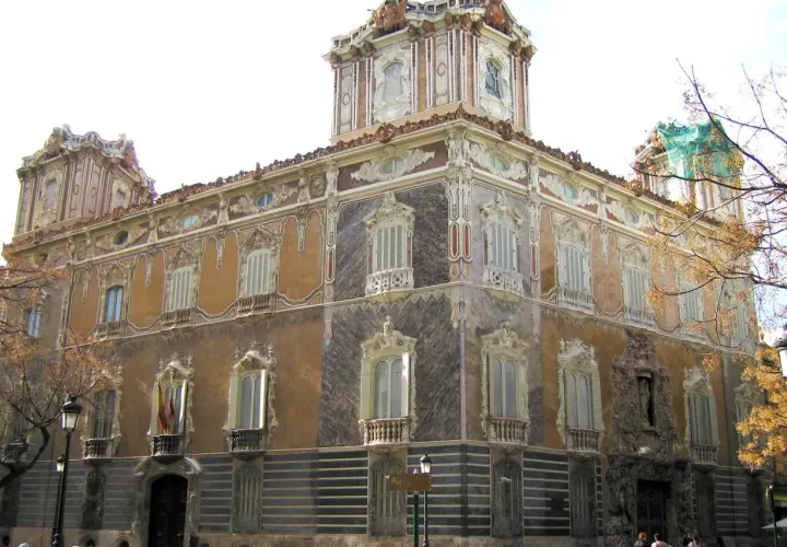 Fachada ornamentada del Museo de Cerámica de Valencia, con detalles en mármol y balcones de hierro forjado.