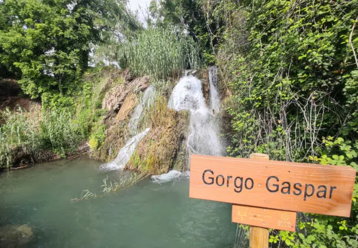 Cascada en la ruta de las 3 cascadas, con un cartel de madera que dice "Gorgo Gaspar".