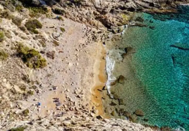 Vista aérea de la cala Tío Ximo, con aguas cristalinas y rocas. Un lugar perfecto para desconectar.