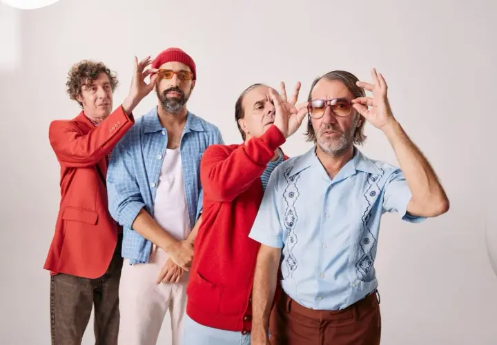 Cuarteto de Nos en Valencia, con gafas de sol y atuendos coloridos, listos para un concierto.