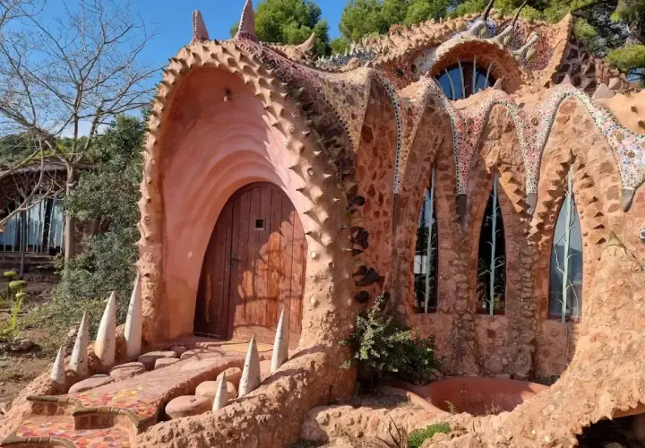 La casa del dragón en Gilet, con su entrada imponente y tejado escamoso, parece sacada de un cuento de fantasía.