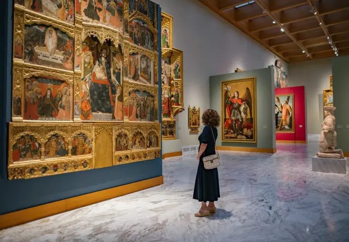 Una mujer admira un retablo gótico en uno de los museos de Valencia.