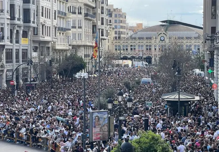 Multitudinaria **mascletà en Valencia**. Miles de personas abarrotan la calle para disfrutar del espectáculo pirotécnico.