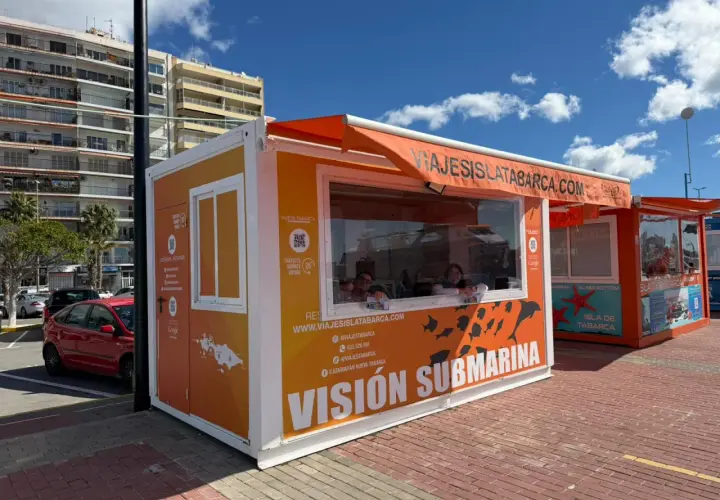 Puesto de venta de billetes para el submarino en las fiestas de Tabarca. Ofrecen viajes con visión submarina y travesías de 25 minutos.