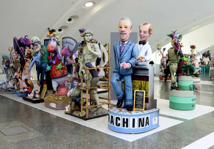 Exposición del ninot con figuras satíricas, incluyendo una parodia de David, políticos y animales. ¡Una obra maestra de la crítica social!