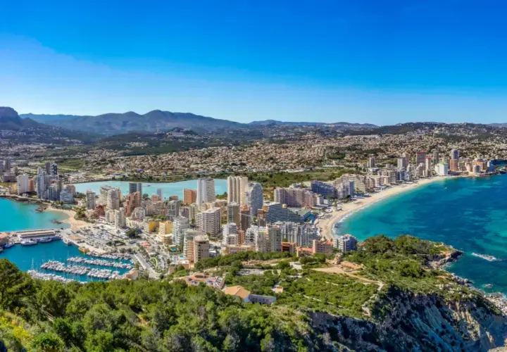 Vista panorámica de Calpe, donde se encuentra la costa de Alicante, con su puerto deportivo, playas y edificios modernos.