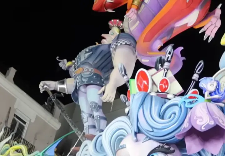 Gigantesca figura de un guerrero con armadura y espada, parte de las monumentales creaciones del festival Fallas.