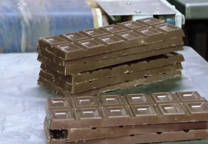 Barras de chocolate apiladas, listas para ser empaquetadas. Un dulce recuerdo de los chocolates Pérez Villajoyosa.