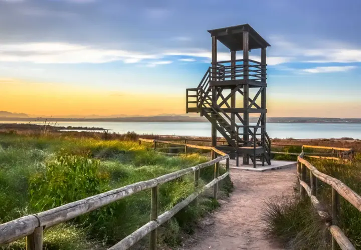 Torre de observación en el parque natural de las lagunas de La Mata y Torrevieja, al atardecer.