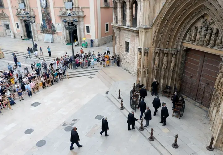Hombres con togas se reúnen ante la puerta de la Catedral de Valencia, donde se celebra el tribunal de las aguas de Valencia.
