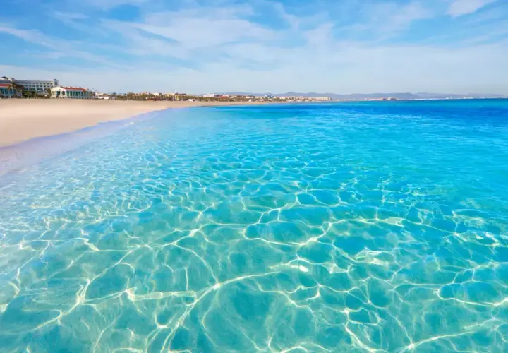 Aguas cristalinas y arena dorada en la mejor playa de Valencia. Un paraíso azul que invita a soñar.