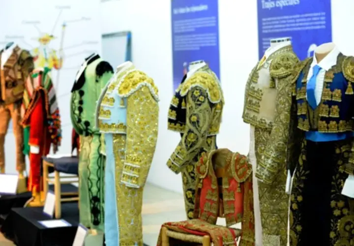 Trajes de luces exhibidos en el museo taurino valencia, con bordados dorados y colores vibrantes.