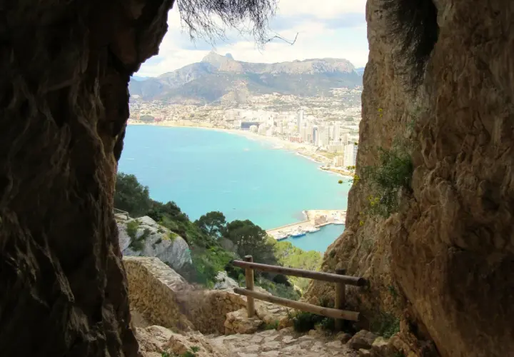 Vista desde la altura del Peñón de Ifach, con el mar turquesa y la costa de Calpe.