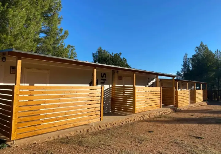 Cabañas modernas con vallas de madera en el campamento La Serrana. Un lugar ideal para desconectar en la naturaleza.