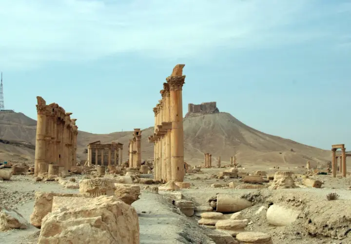 Ruinas de los covetes dels moros, con columnas y restos de edificios antiguos en un paisaje desértico.