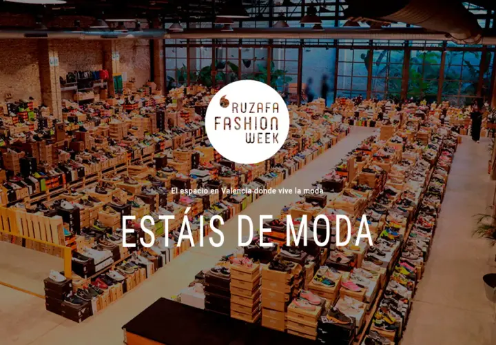 Un almacén lleno de cajas de zapatos, con el logo de Ruzafa Fashion Week. ¡Estáis de moda!
