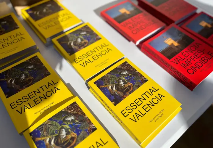 Libros "Essential Valencia" y "Valencia Imprescindible" listos para explorar los monumentos de Valencia.