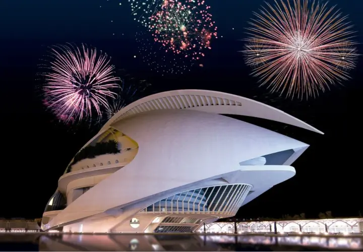 Espectacular noche de fuegos artificiales sobre el Hemisfèric de Valencia, un castillo de luz y color.
